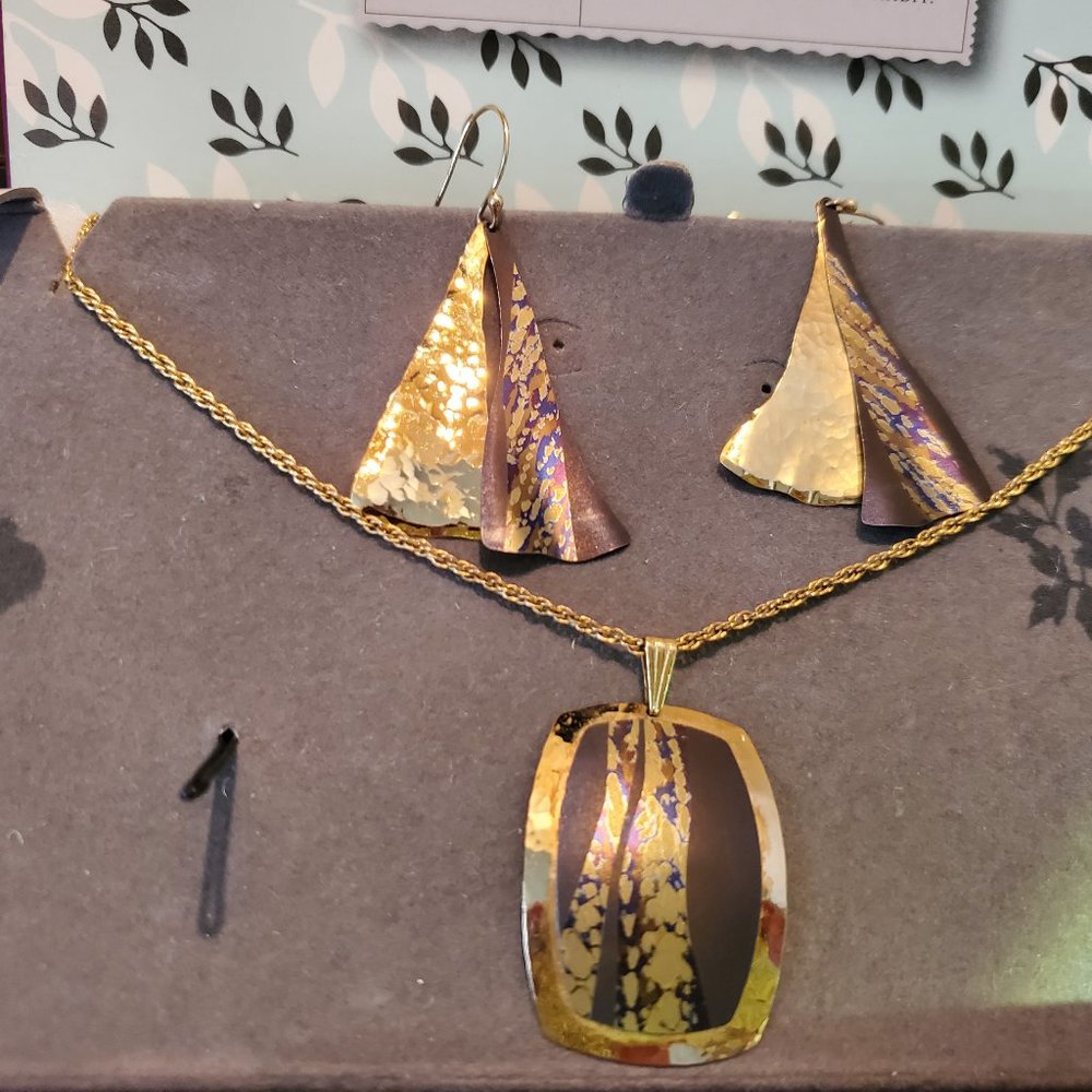 Holly Yashi Necklace and Earrings.